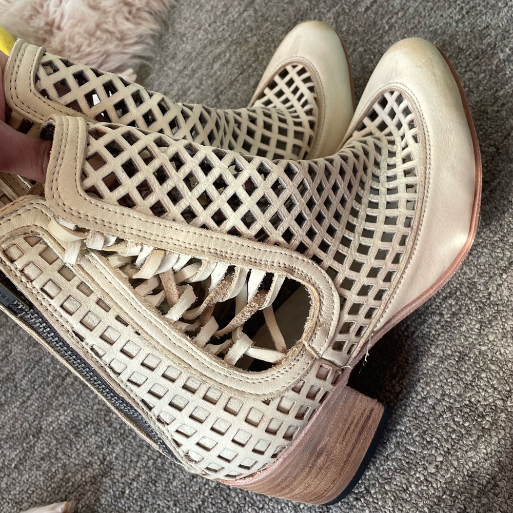 FREE BIRD Cream Ankle Boots - Picture 3 of 11